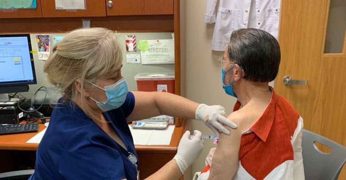 Amable Aristy Castro se vacuna contra el Covid-19 2 Amable Aristy Castro se vacuna contra el Covid-19