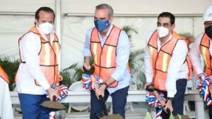 Presidente da primer picazo en construcción de espigón para pescadores