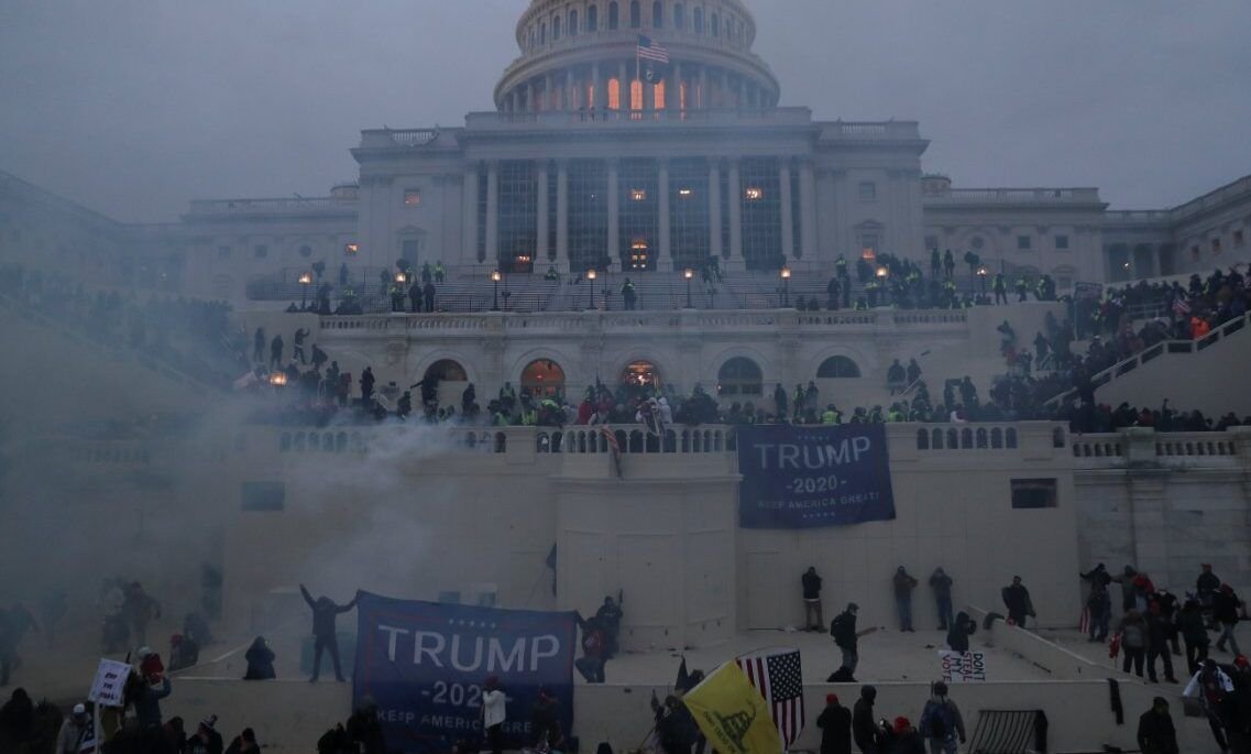 Cuatro muertos y 14 heridos, balance final del asalto al Capitolio de EEUU