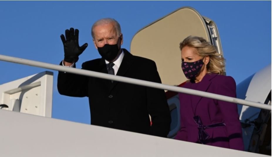 Biden llega a Washington para tomar las riendas de un país en crisis