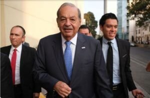 Empresario Carlos Slim sale del hospital tras contagio de COVID-19