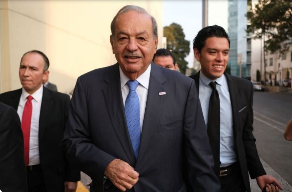 Empresario Carlos Slim sale del hospital tras contagio de COVID-19