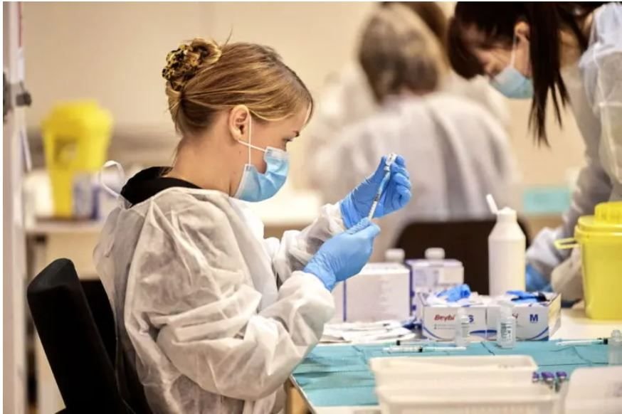 Contagios diarios de COVID se frenan a nivel global, pero no las muertes