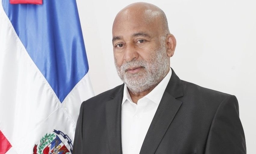 César Domínguez pide a Abinader tomar en cuenta a los dirigentes del exterior