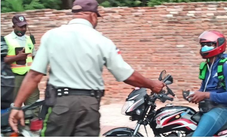 Digesett monta operativo para motoristas en el Malecón