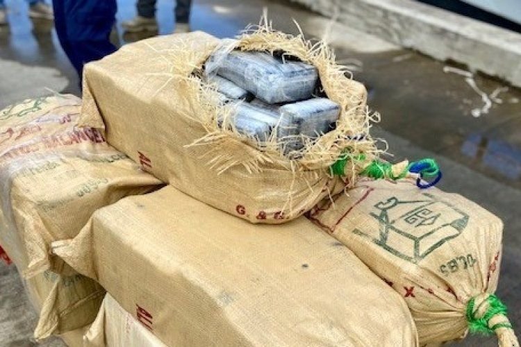 Arrestan 5 dominicanos con 284 kilos cocaína y un arma de fuego