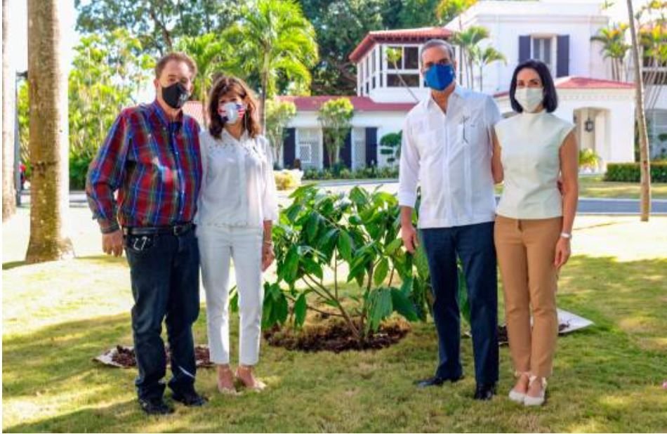 Abinader y su esposa se despiden de la embajadora Robin Bernstein