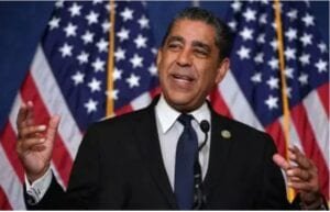 Adriano Espaillat da positivo a la covid-19, dice no sentir ningún síntoma