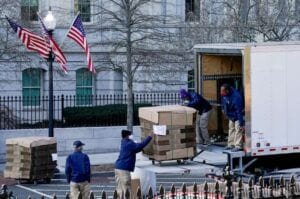 La imagen de un camión de mudanzas ante la Casa Blanca se hace viral en redes