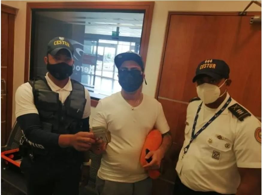Suboficial encuentra dólares extravió pasajero y se lo devuelve