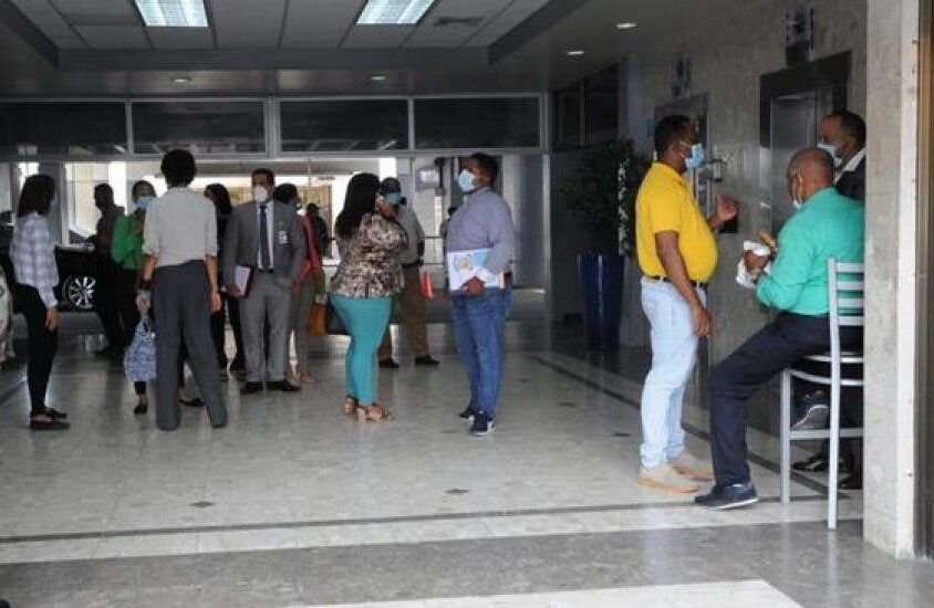 Empleados públicos trabajarán hasta las 3:00 PM; el 40% lo hará desde sus casas