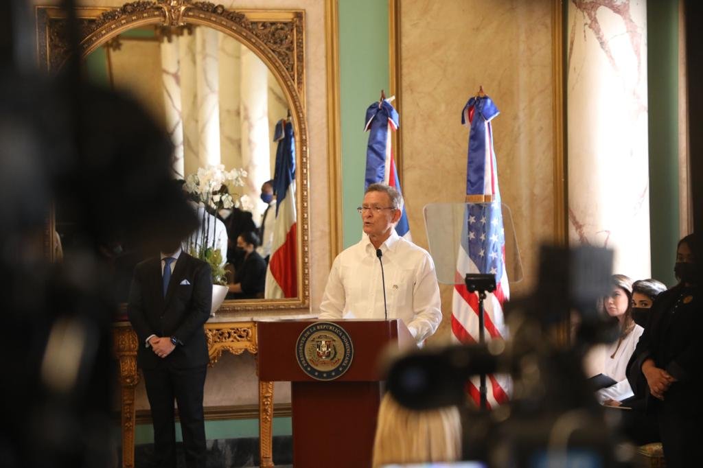 IMG 20210105 WA0008 Abinader otorga Orden al mérito de Duarte, Sánchez y Mella a embajadora de EE.UU.