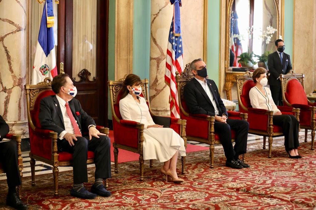 IMG 20210105 WA0013 Abinader otorga Orden al mérito de Duarte, Sánchez y Mella a embajadora de EE.UU.