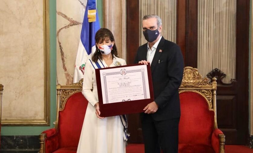 Abinader otorga Orden al mérito de Duarte, Sánchez y Mella a embajadora de EE.UU.