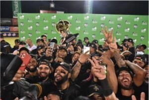 Águilas Cibaeñas levantan el trofeo por ocasión número 22