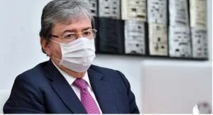 Muere ministro de Defensa de Colombia por COVID-19