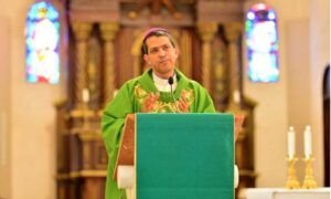 Obispo auxiliar permanece aislado por Covid