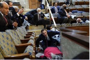 Legisladores dan positivo al COVID luego disturbios Capitolio