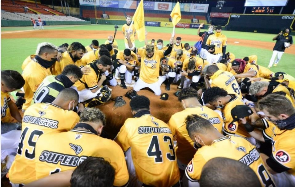Juan Lagares y Marcos Diplán llevan a las Águilas a la final de la pelota invernal