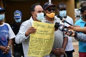 Protestan por empleos ante Consejo de Gobierno en SDE