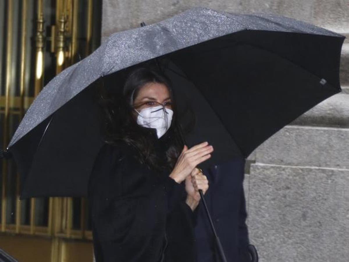 La Reina Letizia, con un total look black, vuelve al trabajo