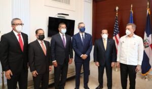 Canciller recibe fuertes críticas por su informalidad en la juramentación del gobernador de PR