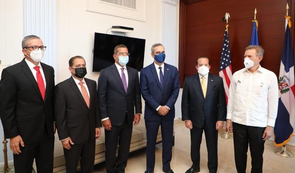 Canciller recibe fuertes críticas por su informalidad en la juramentación del gobernador de PR 2 Canciller recibe fuertes críticas por su informalidad en la juramentación del gobernador de PR