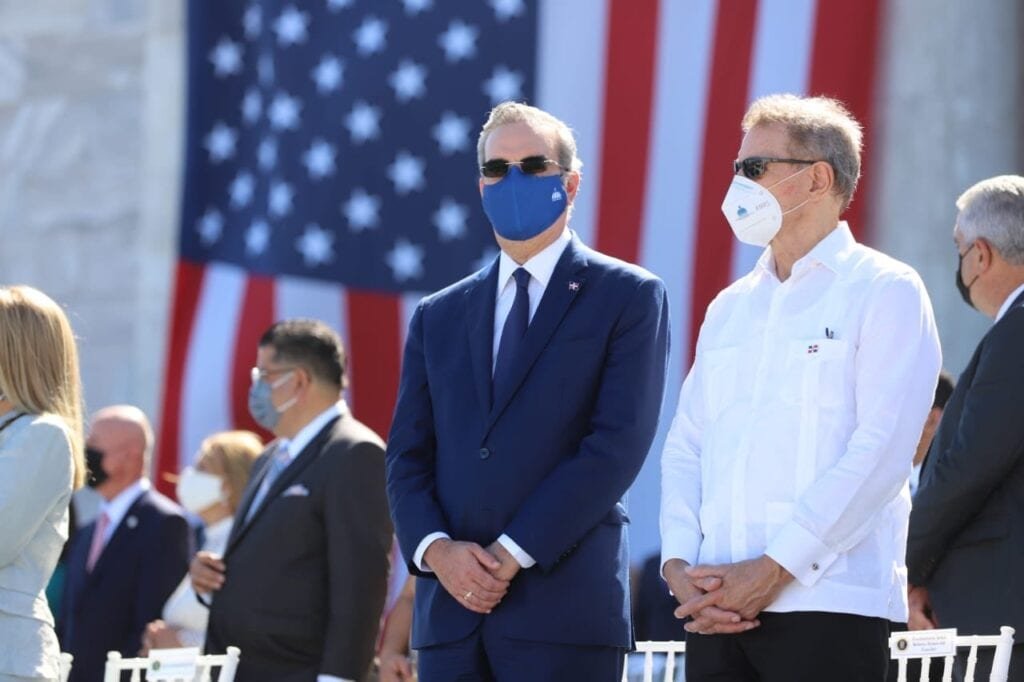 Canciller recibe fuertes críticas por su informalidad en la juramentación del gobernador de PR 3 Robeto Alvarez PR 02 Canciller recibe fuertes críticas por su informalidad en la juramentación del gobernador de PR