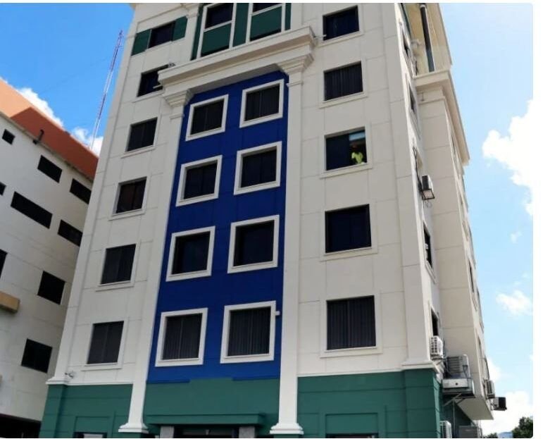 Cruz Roja Dominicana desinfecta contra el COVID-19 el edificio de la Seguridad S.