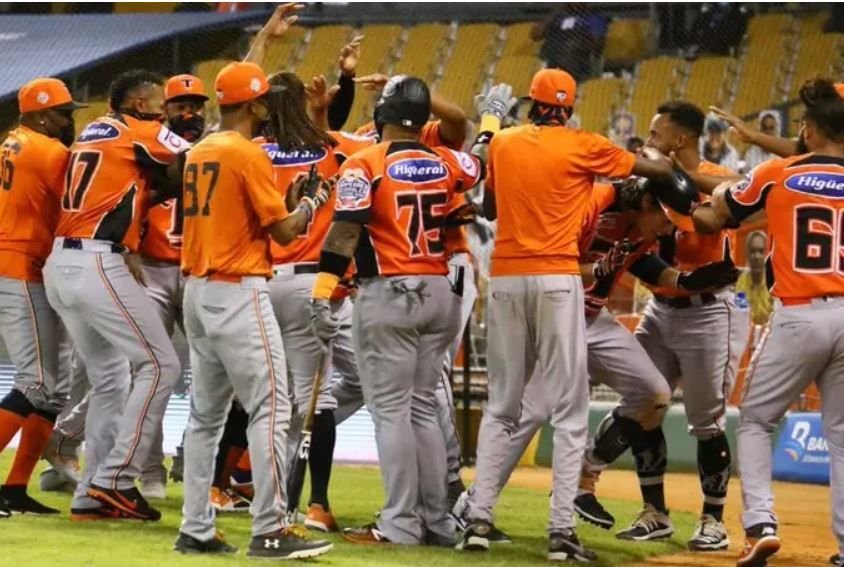 Toros del Este castigan a las Águilas Cibaeñas