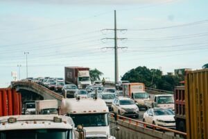 Industriales de Haina piden resolver extensos tapones en el peaje