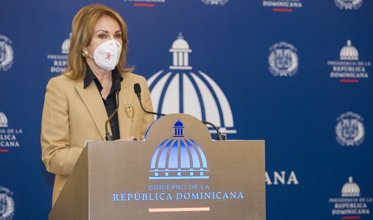 Le explican a Milagros Germán el significado de la palabra «continente»