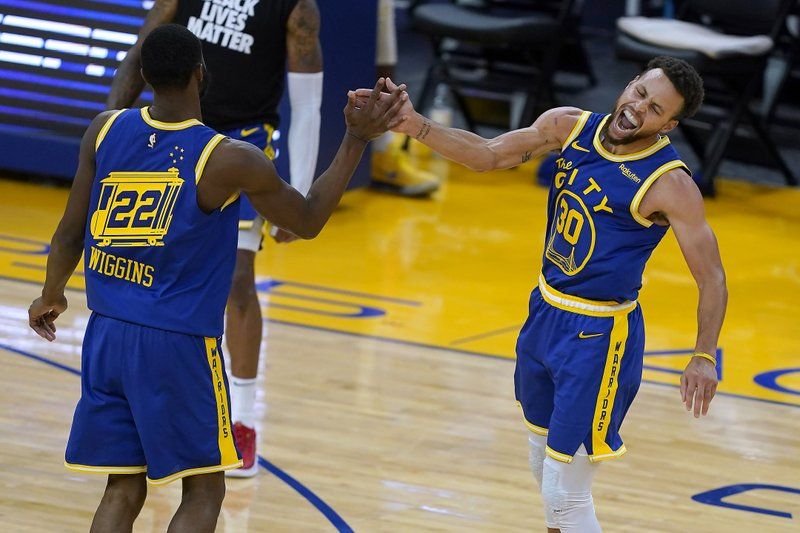 Curry encesta 38 y Warriors remontan ante Clippers