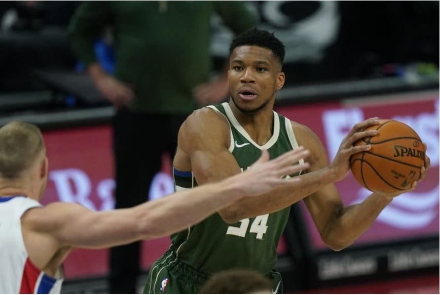 Giannis logra ‘triple-doble’; Bucks vencen a Pistons