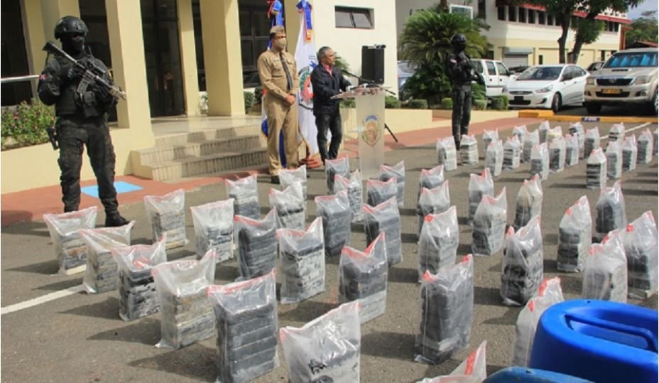 Detienen 7 hombres que transportaban 463 paquetes de cocaína en dos lanchas