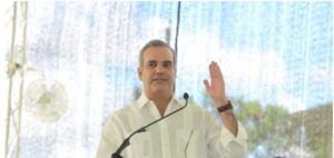 Abinader firma acuerdo con productores avícolas para reducir el precio del pollo