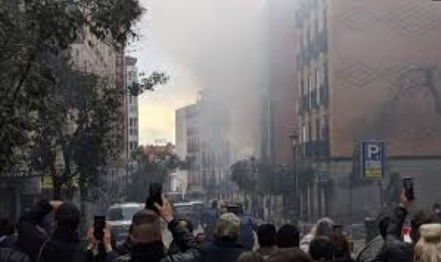 Una fuerte explosión derrumba parte de un edificio en el centro de Madrid