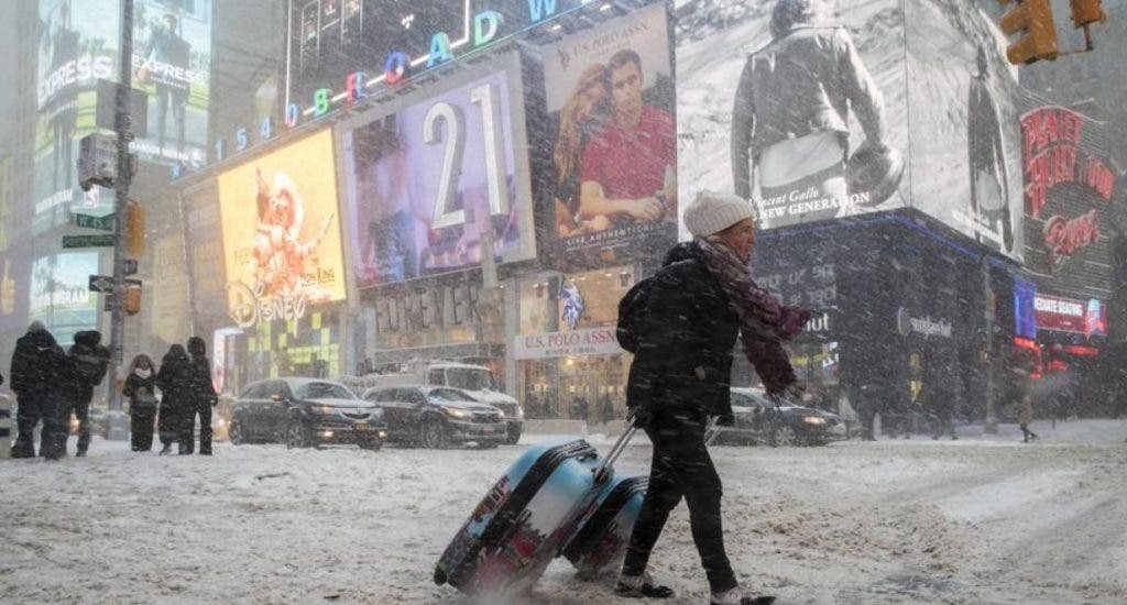 Por gran nevada, Nueva York suspende clases y vacunación