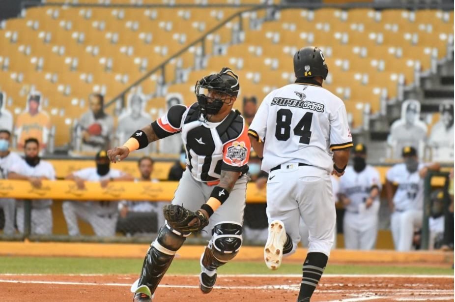 Gigantes a una victoria de avanzar a la final beisbol de RD; Aguilas triunfan