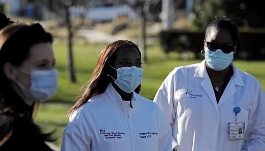 La primera persona vacunada covid-19 en EE.UU. recibe la segunda dosis