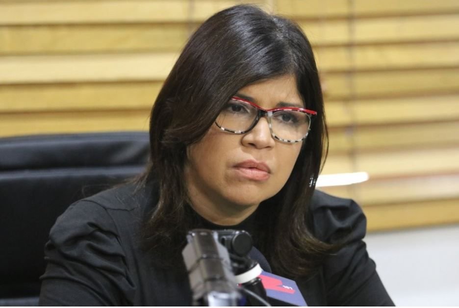 Ana Simó asegura que el hombre infiel en un trío amoroso vive tensión, agonía y culpa