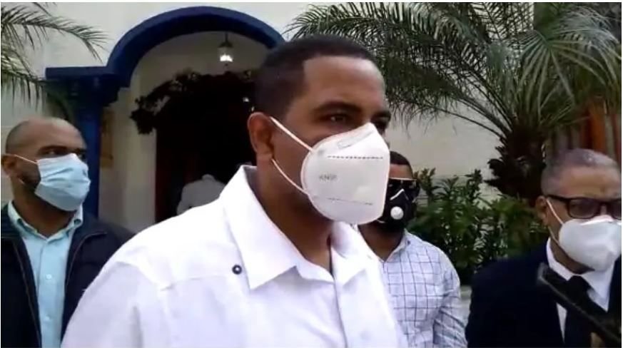 Prisión domiciliaria para exdirector Aduanas, acusado de violación sexual