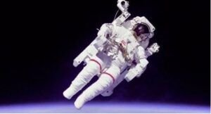 Dos astronautas de la NASA listos para la caminata dominical espacial