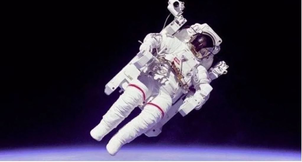 Dos astronautas de la NASA listos para la caminata dominical espacial