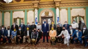 Abinader recibe a los Campeones de la Serie del Caribe; renovará estadios RD