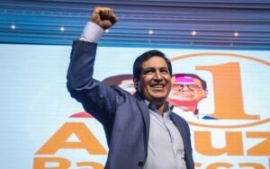 Según sondeos, Arauz gana en Ecuador pero necesitará segunda vuelta