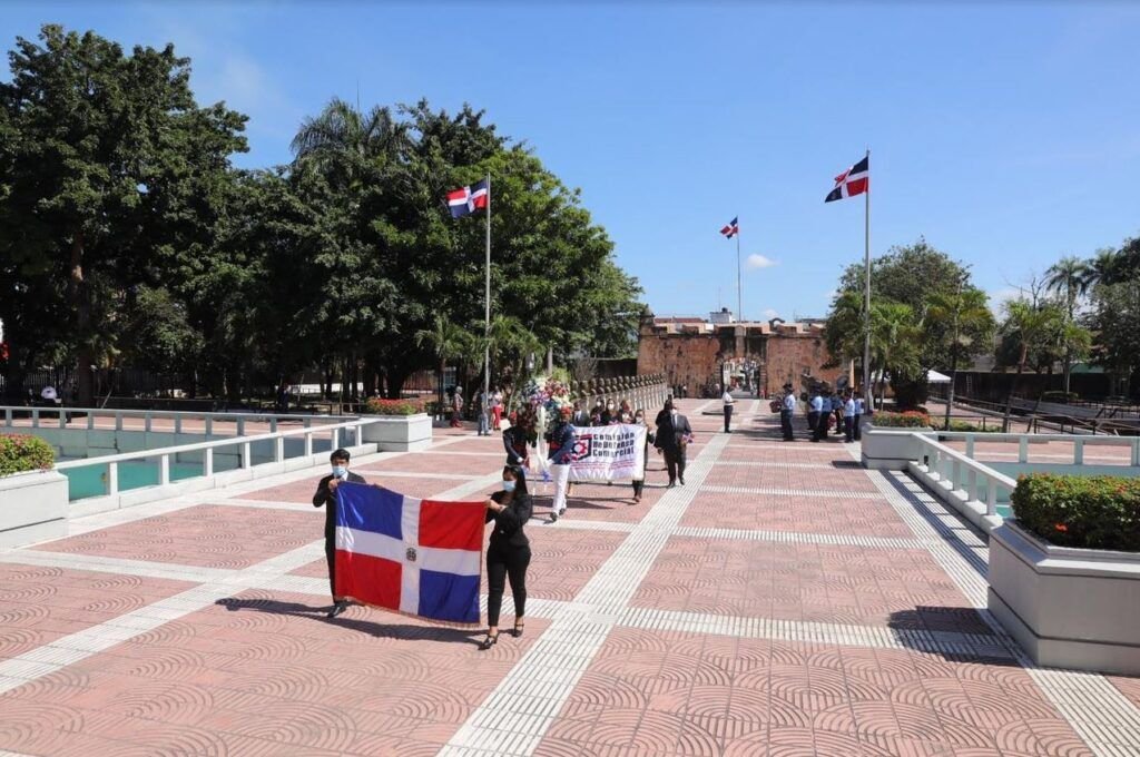 CDC deposita ofrenda en el Altar de la Patria; pide usar herramientas disponibles 4 CDC 03 CDC deposita ofrenda en el Altar de la Patria; pide usar herramientas disponibles