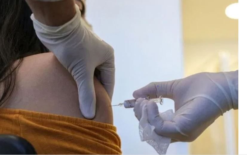 América acelera la vacunación y bajan los contagios globales de la covid-19