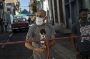 Cuba cierra calles por COVID y comienza a producir vacunas