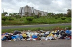 Abandono en las inmediaciones del Faro a Colón